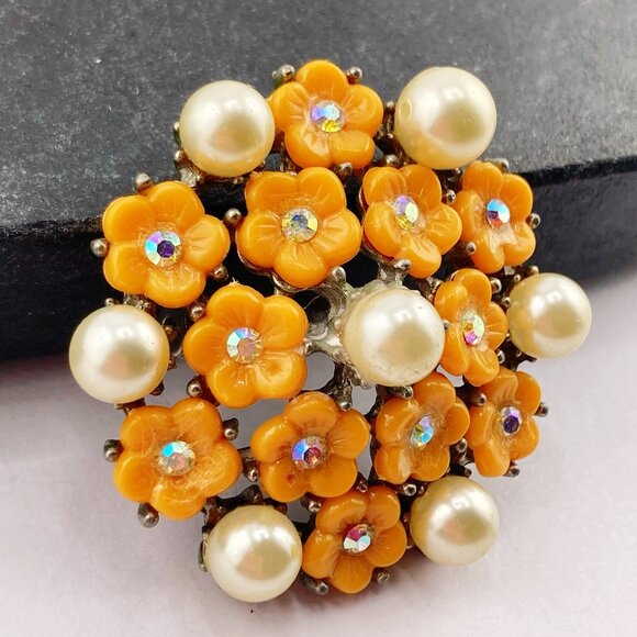 VINTAGE Orange plastic, faux pearl, clear AB rhinestone flower cluster brooch - Picture 5 of 8
